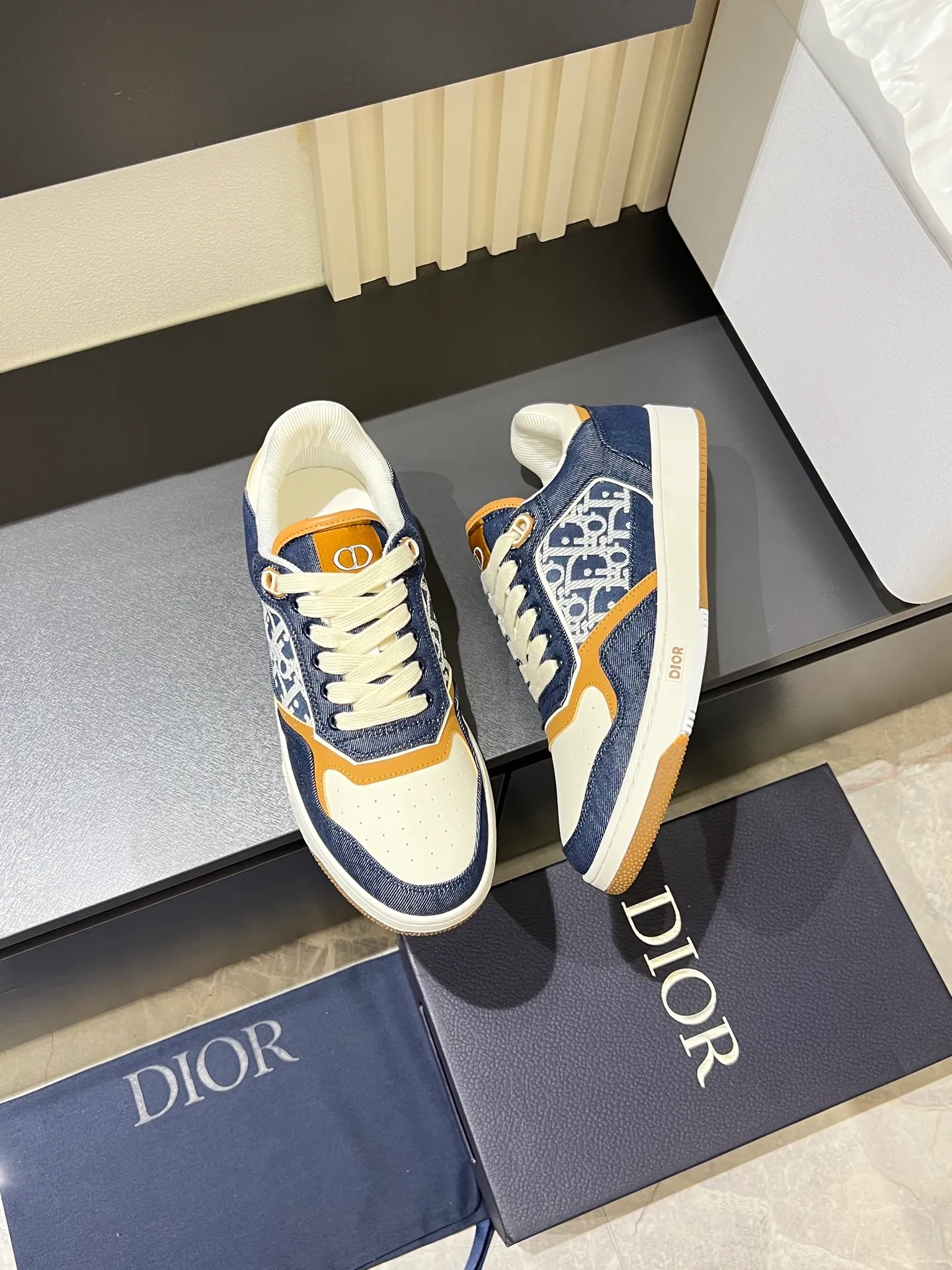 Men's shoes 💰p400 "Dio*" mid-top B27 casual sneakers. This B27 high-top sneaker is a new product in the series and continues Di*r's classic style. Crafted from gray and white smooth calf leather with beige and black Oblique print panels on the sides. The "CD Icon" shaped shoelace eyelets are clever and delicate, and the two-color rubber sole, rear collar and heel are all equipped with the brand's iconic details to enhance the style. Oblique printed straps at the ankle allow for an adjustable fit to complement the overall design. Fashionable and versatile, it can complement any look. Create an exquisite design with unique dynamic vitality and modern atmosphere, presented in low-top and high-top styles. This new must-have shoe adds a new dimension to Dior's archive heritage, embodying modern elegance. Purchase the original version and make it 1:1. If you need top quality, please come to me! Male 38-44!